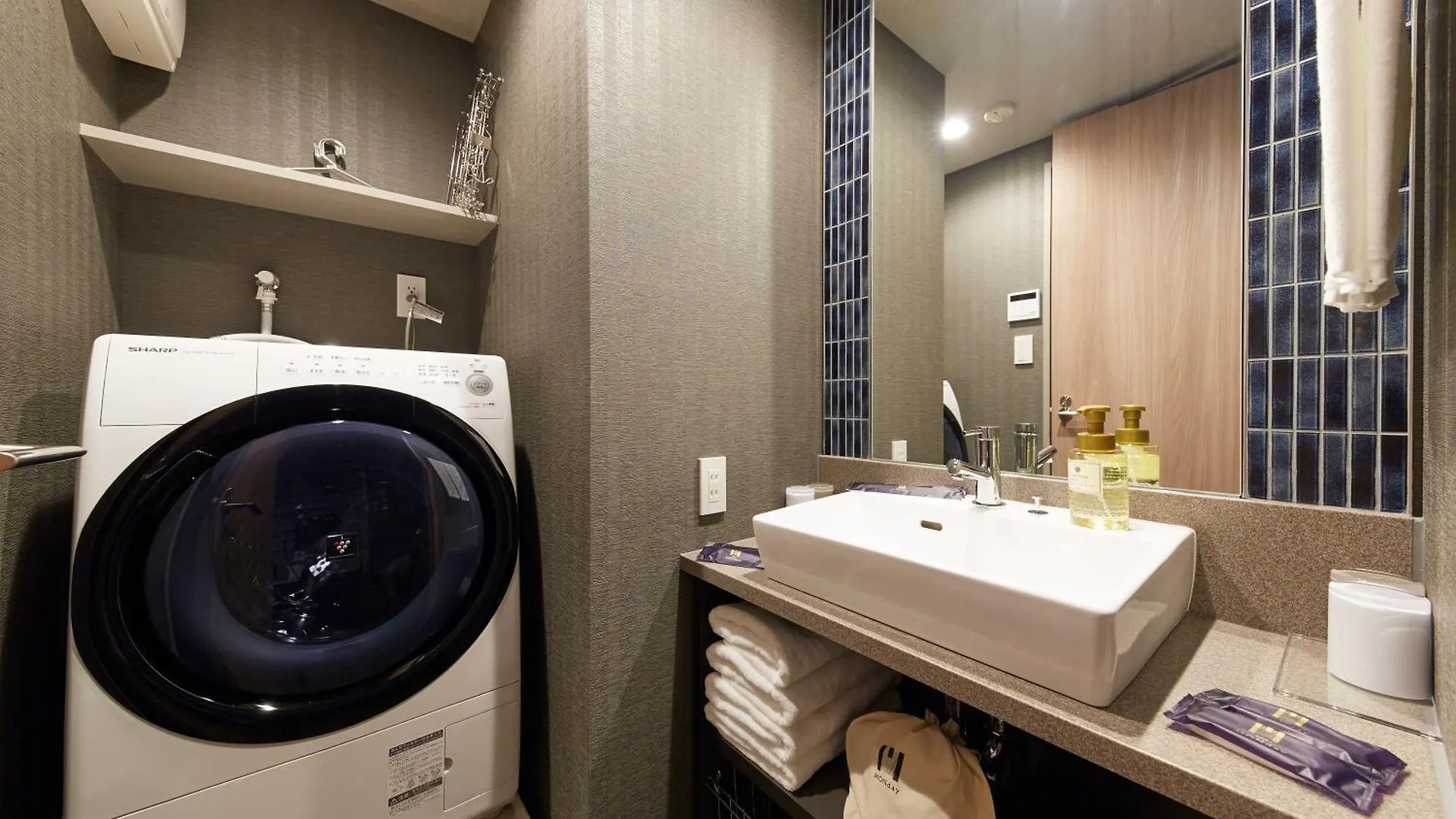 Monday Apart Premium Ginza Shintomicho Tokyo 4*,